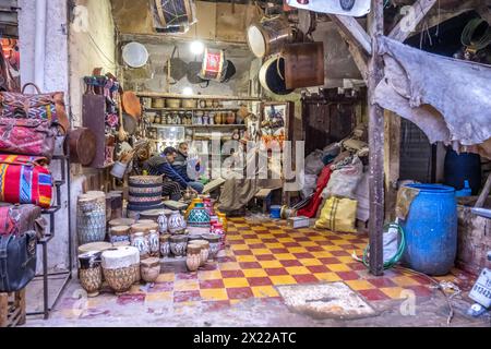 Les artisans se détendre avec du thé et des collations dans un funduq marocain traditionnel. Banque D'Images