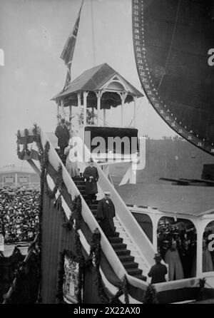 Kaiser quittant le stand après le baptême de "Imperator", 1912. Montre le Kaiser Guillaume II d'Allemagne baptisant le S.S. Imperator, un paquebot de la Hamburg America Line, le 23 mai 1912. Banque D'Images