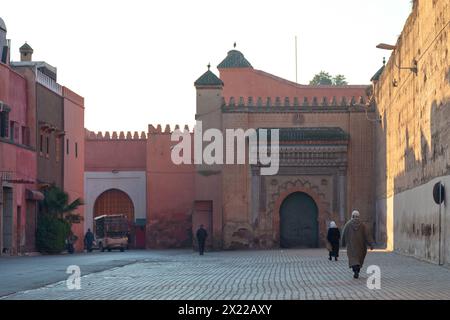 Marrakech, Maroc - 16 janvier 2019 : ancienne porte du Palais El Badii à l'angle avec le Palais Royal sur la rue Berrima. Banque D'Images