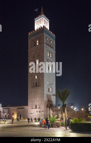 Marrakech, Maroc - 16 janvier 2018 : la mosquée Koutoubia ou Kutubiyya est la plus grande mosquée de la capitale marocaine. Banque D'Images