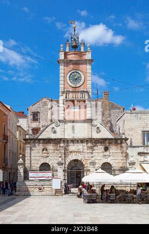 Zadar, Croatie, 15 avril 2019 : Garde de ville (Gradska Straža) sur la place du peuple dans la vieille ville à côté de la mairie. Banque D'Images