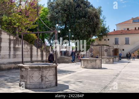 Zadar, Croatie - 15 avril 2019 : la place des cinq puits dans la vieille ville, l'un des monuments les plus emblématiques de la ville. Banque D'Images