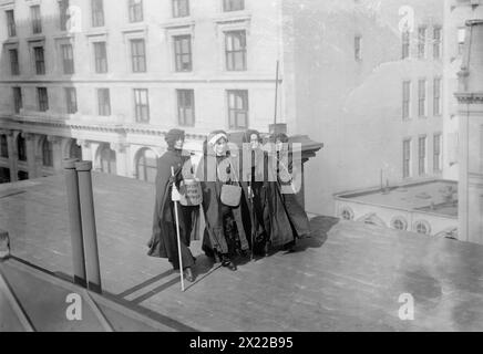 Washington suffrage Hikers, 1913. Montre des randonneurs de suffrage qui ont pris part à la randonnée du suffrage de New York à Washington, D.C. qui a rejoint le défilé de la National American Woman suffrage Association le 3 mars 1913. Banque D'Images