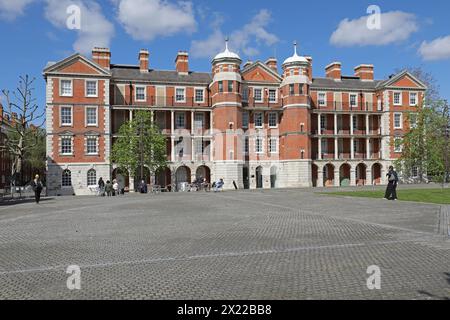 Chelsea College of Art (anciennement Royal Army Medical College), John Islip Street, Westminster. Bloc E élévation sud, cour et café. Banque D'Images