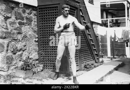 Bombardier Wells, 1912. Montre Bombardier Billy (William Thomas) Wells, boxeur anglais, se préparant à Rye, New York, pour combattre avec Al Panzer. Banque D'Images