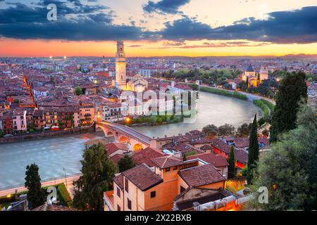 Vérone, Italie. Image de paysage urbain aérien de Vérone, Italie au magnifique coucher de soleil printanier. Banque D'Images