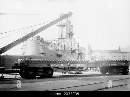 Transfert des obus de 8", Ligue Isl'd., 1913. Montre le croiseur blindé USS Brooklyn (CA-3) à League Island, Philadelphia Naval Shipyard, PA, en février 1913, lors de la mobilisation des Marines américains pour aller à Guantanamo, Cuba, en réponse à la révolution mexicaine. Banque D'Images