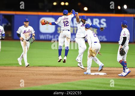 Les mets de New York célèbrent leur victoire de 6-1 dans le match de baseball contre les Royals de Kansas City au Citi Field à New York, New York, le vendredi 12 avril 2024. (Photo : Gordon Donovan) Banque D'Images