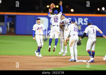 Les mets de New York célèbrent leur victoire de 6-1 dans le match de baseball contre les Royals de Kansas City au Citi Field à New York, New York, le vendredi 12 avril 2024. (Photo : Gordon Donovan) Banque D'Images
