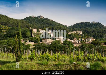 Pittoresque village de montagne, Gigondas, Dentelles de Montmirail, Vaucluse, Provence, Provence-Alpes-Côte dAzur, France Banque D'Images