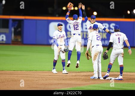 Les mets de New York célèbrent leur victoire de 6-1 dans le match de baseball contre les Royals de Kansas City au Citi Field à New York, New York, le vendredi 12 avril 2024. (Photo : Gordon Donovan) Banque D'Images