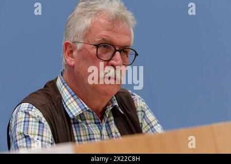 Sachverständigenrat Will Renaturierung 2024-04-19 Deutschland, Berlin - Bundespressekonferenz zum Thema : Warum Deutschland eine Politik zur Wiederherstellung der Natur braucht. IM Bild Professeur Josef Settele, Ratsmitglied des Sachverständigenrats für Umweltfragen SRU, Fachgebiet Biodiversität, *** Conseil allemand des experts de l'environnement veut une restauration 2024 04 19 Allemagne, Berlin Conférence de presse fédérale sur pourquoi l'Allemagne a besoin d'une politique pour restaurer la nature dans l'image Professeur Josef Settele, membre du Conseil consultatif allemand sur l'environnement SRU , Division biodiversité, Banque D'Images