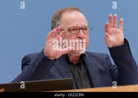 Sachverständigenrat Will Renaturierung 2024-04-19 Deutschland, Berlin - Bundespressekonferenz zum Thema : Warum Deutschland eine Politik zur Wiederherstellung der Natur braucht. Professeur Wolfgang Köck, Ratsmitglied des Sachverständigenrats für Umweltfragen SRU, Fachgebiet Recht. *** Conseil allemand des experts de l'environnement veut renaturation 2024 04 19 Allemagne, Berlin Conférence de presse fédérale sur pourquoi l'Allemagne a besoin d'une politique pour restaurer la nature dans l'image Professeur Wolfgang Köck, membre du Conseil consultatif allemand sur l'environnement SRU , Division juridique Banque D'Images