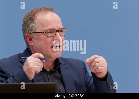 Sachverständigenrat Will Renaturierung 2024-04-19 Deutschland, Berlin - Bundespressekonferenz zum Thema : Warum Deutschland eine Politik zur Wiederherstellung der Natur braucht. Professeur Wolfgang Köck, Ratsmitglied des Sachverständigenrats für Umweltfragen SRU, Fachgebiet Recht. *** Conseil allemand des experts de l'environnement veut renaturation 2024 04 19 Allemagne, Berlin Conférence de presse fédérale sur pourquoi l'Allemagne a besoin d'une politique pour restaurer la nature dans l'image Professeur Wolfgang Köck, membre du Conseil consultatif allemand sur l'environnement SRU , Division juridique Banque D'Images