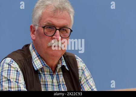 Sachverständigenrat Will Renaturierung 2024-04-19 Deutschland, Berlin - Bundespressekonferenz zum Thema : Warum Deutschland eine Politik zur Wiederherstellung der Natur braucht. IM Bild Professeur Josef Settele, Ratsmitglied des Sachverständigenrats für Umweltfragen SRU, Fachgebiet Biodiversität, *** Conseil allemand des experts de l'environnement veut une restauration 2024 04 19 Allemagne, Berlin Conférence de presse fédérale sur pourquoi l'Allemagne a besoin d'une politique pour restaurer la nature dans l'image Professeur Josef Settele, membre du Conseil consultatif allemand sur l'environnement SRU , Division biodiversité, Banque D'Images