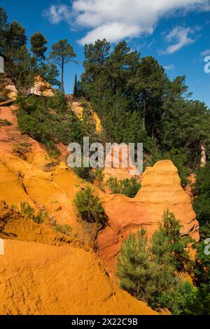 Roches rouges, le sentier des Ocres, sentier nature ocre, Roussillon, département du Vaucluse, Provence, Provence-Alpes-Côte d&#39;Azur, France Banque D'Images