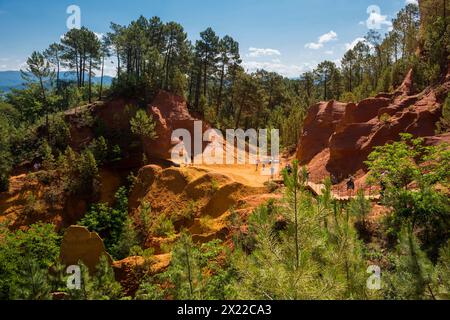 Roches rouges, le sentier des Ocres, sentier nature ocre, Roussillon, département du Vaucluse, Provence, Provence-Alpes-Côte d&#39;Azur, France Banque D'Images