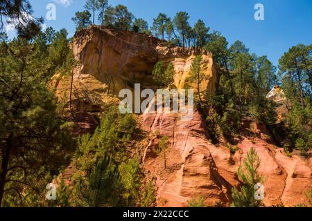 Roches rouges, le sentier des Ocres, sentier nature ocre, Roussillon, département du Vaucluse, Provence, Provence-Alpes-Côte d&#39;Azur, France Banque D'Images