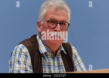 Sachverständigenrat Will Renaturierung 2024-04-19 Deutschland, Berlin - Bundespressekonferenz zum Thema : Warum Deutschland eine Politik zur Wiederherstellung der Natur braucht. IM Bild Professeur Josef Settele, Ratsmitglied des Sachverständigenrats für Umweltfragen SRU, Fachgebiet Biodiversität, *** Conseil allemand des experts de l'environnement veut une restauration 2024 04 19 Allemagne, Berlin Conférence de presse fédérale sur pourquoi l'Allemagne a besoin d'une politique pour restaurer la nature dans l'image Professeur Josef Settele, membre du Conseil consultatif allemand sur l'environnement SRU , Division biodiversité, Banque D'Images