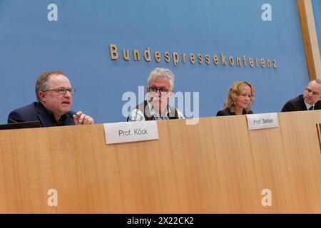 Sachverständigenrat Will Renaturierung 2024-04-19 Deutschland, Berlin - Bundespressekonferenz zum Thema : Warum Deutschland eine Politik zur Wiederherstellung der Natur braucht. IM Bild v.l. Prof. Wolfgang Köck, Ratsmitglied des Sachverständigenrats für Umweltfragen SRU, Fachgebiet Recht, Prof. Josef Settele, Ratsmitglied des Sachverständigenrats für Umweltfragen SRU, Fachgebiet Biodiversität, und Steffi Lemke Bündnis 90/Die Grünen, Bundesministerin für Umwelt, Naturschutz, nukleare Sicherheit und Verbraucherschutz. *** Le Conseil consultatif allemand pour l'environnement souhaite une restauration 2024 04 19 Banque D'Images