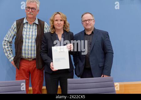 Sachverständigenrat Will Renaturierung 2024-04-19 Deutschland, Berlin - Bundespressekonferenz zum Thema : Warum Deutschland eine Politik zur Wiederherstellung der Natur braucht. IM Bild v.l. Prof. Josef Settele, Ratsmitglied des Sachverständigenrats für Umweltfragen SRU, Fachgebiet Biodiversität, Prof. Wolfgang Köck, Ratsmitglied des Sachverständigenrats für Umweltfragen SRU, Fachgebiet Recht, und Steffi Lemke Bündnis 90/Die Grünen, Bundesministerin für Umwelt, Naturschutz, nukleare Sicherheit und Verbraucherschutz. *** Le Conseil allemand des experts de l'environnement veut la restauration 2024 04 19 Allemand Banque D'Images