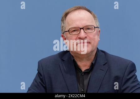 Sachverständigenrat Will Renaturierung 2024-04-19 Deutschland, Berlin - Bundespressekonferenz zum Thema : Warum Deutschland eine Politik zur Wiederherstellung der Natur braucht. Professeur Wolfgang Köck, Ratsmitglied des Sachverständigenrats für Umweltfragen SRU, Fachgebiet Recht. *** Conseil allemand des experts de l'environnement veut renaturation 2024 04 19 Allemagne, Berlin Conférence de presse fédérale sur pourquoi l'Allemagne a besoin d'une politique pour restaurer la nature dans l'image Professeur Wolfgang Köck, membre du Conseil consultatif allemand sur l'environnement SRU , Division juridique Banque D'Images