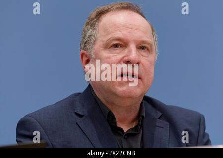 Sachverständigenrat Will Renaturierung 2024-04-19 Deutschland, Berlin - Bundespressekonferenz zum Thema : Warum Deutschland eine Politik zur Wiederherstellung der Natur braucht. Professeur Wolfgang Köck, Ratsmitglied des Sachverständigenrats für Umweltfragen SRU, Fachgebiet Recht. *** Conseil allemand des experts de l'environnement veut renaturation 2024 04 19 Allemagne, Berlin Conférence de presse fédérale sur pourquoi l'Allemagne a besoin d'une politique pour restaurer la nature dans l'image Professeur Wolfgang Köck, membre du Conseil consultatif allemand sur l'environnement SRU , Division juridique Banque D'Images