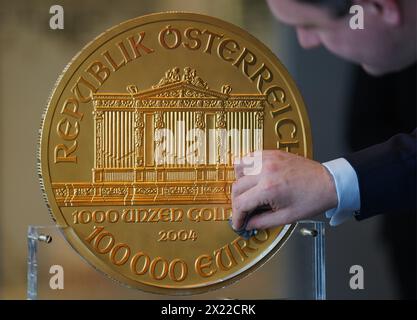 19 avril 2024, Hambourg : Alexander Köhne, directeur des ventes Pro Aurum, nettoie une pièce d'or pesant environ 31 kilogrammes et mesurant environ 37 centimètres de diamètre lors d'un événement de presse dans la nouvelle succursale Pro Aurum. La pièce d'or, frappée en 2004, vaut actuellement environ 2,2 millions d'euros. Il n'y en aurait que 15 dans le monde. «La pièce d'or a été frappée par la monnaie autrichienne à l'occasion du 15e anniversaire de la pièce de monnaie de l'Orchestre philharmonique de Vienne.» L'avers représente l'orgue dans la salle d'or du Musikverein de Vienne et l'inverse var Banque D'Images