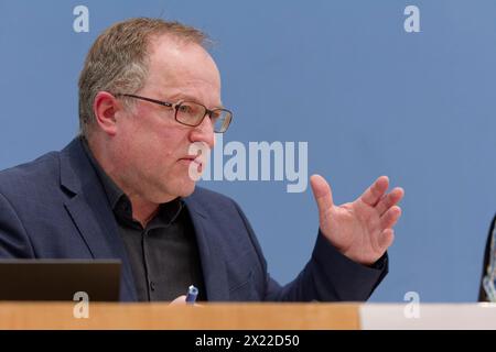 Sachverständigenrat Will Renaturierung 2024-04-19 Deutschland, Berlin - Bundespressekonferenz zum Thema : Warum Deutschland eine Politik zur Wiederherstellung der Natur braucht. Professeur Wolfgang Köck, Ratsmitglied des Sachverständigenrats für Umweltfragen SRU, Fachgebiet Recht. *** Conseil allemand des experts de l'environnement veut renaturation 2024 04 19 Allemagne, Berlin Conférence de presse fédérale sur pourquoi l'Allemagne a besoin d'une politique pour restaurer la nature dans l'image Professeur Wolfgang Köck, membre du Conseil consultatif allemand sur l'environnement SRU , Division juridique Banque D'Images