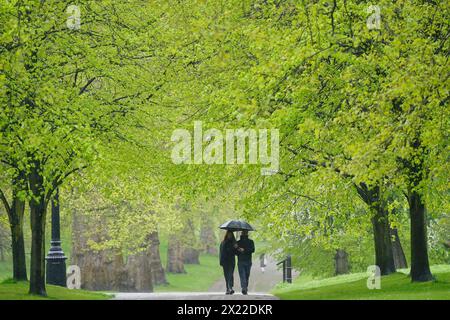 Un couple marchant dans Green Park, centre de Londres. Date de la photo : vendredi 19 avril 2024. Banque D'Images