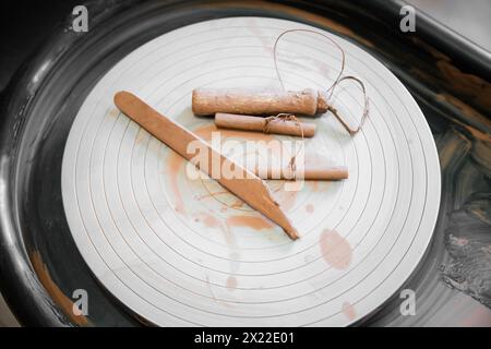 poterie, atelier, concept d'art céramique. Vue rapprochée du coupe-ficelle et des outils de poterie Banque D'Images