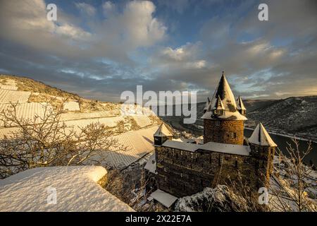 Ambiance hivernale à Bacharach, château de Stahleck, les vignobles et la vallée du Rhin dans la lumière du matin, vallée du Rhin moyen supérieur, Rhénanie-Palatinat, G. Banque D'Images