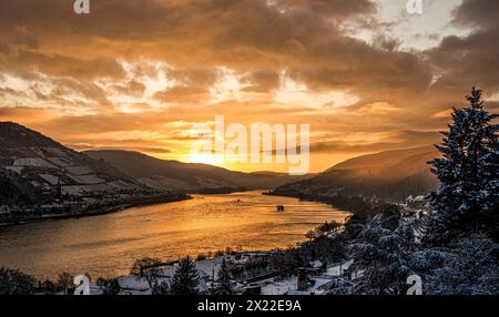 Ambiance hivernale dans la vallée du Rhin au lever du soleil, vu du point de vue de la fenêtre Victor-Hugo à Bacharach, vallée du Haut-Rhin moyen, Rhénanie-Palatinat, Banque D'Images