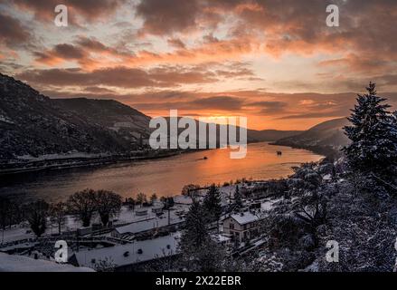 Ambiance hivernale dans la vallée du Rhin au lever du soleil, vu du point de vue de la fenêtre Victor Hugo à Bacharach, vallée du Haut-Rhin moyen, Rhénanie-Palatinat, Banque D'Images