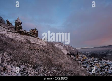 Château de Stahleck et Bacharach en hiver, vallée du Haut-Rhin moyen, Rhénanie-Palatinat, Allemagne Banque D'Images