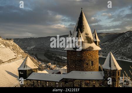 Ambiance hivernale à Bacharach, château de Stahleck, vignobles et la vallée du Rhin à la lumière du matin, vallée du Rhin moyen supérieur, Rhénanie-Palatinat, Banque D'Images