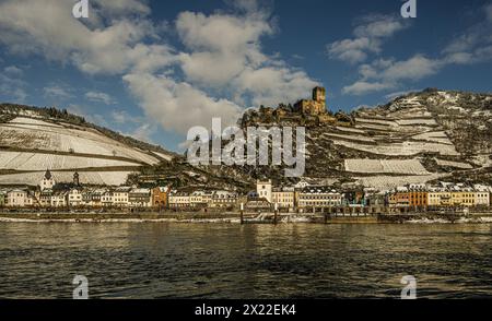 Ambiance hivernale à Kaub, vue sur le Rhin jusqu'à la vieille ville, les vignobles et le château de Gutenfels, vallée du Haut-Rhin moyen, Rhénanie-Palatinat, G. Banque D'Images