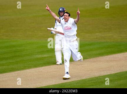 Kyle Abbott du Hampshire célèbre avoir pris le guichet de Rob Yates du Warwickshire pendant la première journée du Vitality County Championship match à l'Utilita Bowl, Southampton. Date de la photo : vendredi 19 avril 2024. Banque D'Images