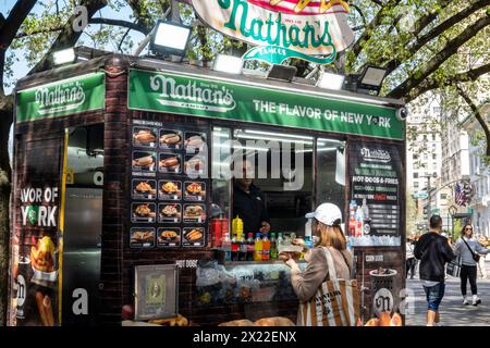 Nathan's Famous Hot Dogs & Crinkle-Cut French Fries Food Cart, NYC, États-Unis, 2024 Banque D'Images