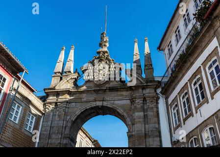 Arc de triomphe de la Nouvelle porte ou Arco da Porta Nova dans la vieille ville de Braga, Portugal Banque D'Images