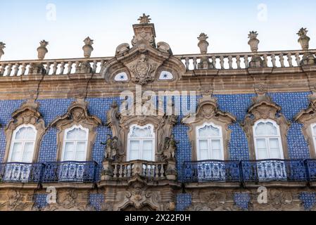 Façade du Palais de Raio, ancien bâtiment classique décoré de carreaux bleus dans la vieille ville de Braga, Portugal Banque D'Images