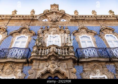 Façade du Palais de Raio, ancien bâtiment classique décoré de carreaux bleus dans la vieille ville de Braga, Portugal Banque D'Images