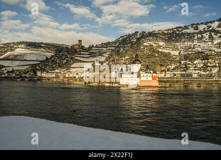 Ambiance hivernale à Kaub, vue sur le Rhin jusqu'au château de Pfalzgrafenstein, la vieille ville, le château de Gutenfels et les vignobles, la vallée du Rhin moyen supérieur Banque D'Images