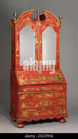 Cabinet de bureau "Japanned", c1720.ce cabinet de bureau spectaculaire reflète la fascination pour les produits de luxe japonais et chinois au début du XVIIIe siècle, vu à travers une lentille distinctement européenne. La surface rouge vif imitait la laque asiatique. Les motifs évoquent les peuples et les sites de l'extrême-Orient, mais ils reflètent la connaissance limitée et les vues stéréotypées que les Européens avaient de ces pays lointains. Au moment où le cabinet a été fabriqué, ce style de laque et de décoration imitation était appelé Japanning. Le propriétaire original a peut-être exposé de petites porcelaines asiatiques dans la uppe Banque D'Images