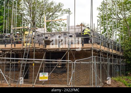 Windsor, Royaume-Uni. 19 mars 2024. De nombreux habitants de Windsor sont très déçus que le Royal Borough de Windsor et Maidenhead aient accordé un permis de construire de nouvelles maisons sur des terres agricoles à côté de Maidenhead Road à Windsor, Berkshire, ce qui signifie la perte d’un autre espace vert ouvert et d’un habitat faunique. Le développement est construit par Crest Nicholson et s'appelle Windsor Gate. Crédit : Maureen McLean/Alamy Live News Banque D'Images