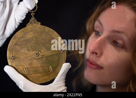 Bonhams, Knightsbridge, Londres, Royaume-Uni. 19 avril 2024. Le point culminant de la vente des instruments importants de la science et de la technologie qui a lieu le 24 avril est l'important Regiomontanus / Cardinal Bessarion Astrolabe, daté de 1462, estimé £250,000-350,000. Crédit : Malcolm Park/Alamy Live News Banque D'Images