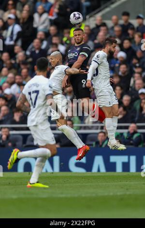 Carlton Morris de Luton Town Richarlison de Tottenham Hotspur - Tottenham Hotspur v Luton Town, premier League, Tottenham Hotspur Stadium, Londres, Royaume-Uni - 30 mars 2024 usage éditorial uniquement - des restrictions DataCo s'appliquent Banque D'Images