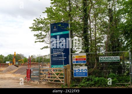 Windsor, Royaume-Uni. 19 mars 2024. De nombreux habitants de Windsor sont très déçus que le Royal Borough de Windsor et Maidenhead aient accordé un permis de construire de nouvelles maisons sur des terres agricoles à côté de Maidenhead Road à Windsor, Berkshire, ce qui signifie la perte d’un autre espace vert ouvert et d’un habitat faunique. Le développement est construit par Crest Nicholson et s'appelle Windsor Gate. Crédit : Maureen McLean/Alamy Live News Banque D'Images