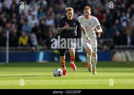 Alfie Doughty de Luton Town et Dejan Kulusevski de Tottenham Hotspur - Tottenham Hotspur v Luton Town, premier League, Tottenham Hotspur Stadium, Londres, Royaume-Uni - 30 mars 2024 usage éditorial exclusif - les restrictions DataCo s'appliquent Banque D'Images