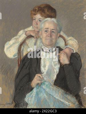 Portrait de MRS Cyrus J. Lawrence avec son petit-fils R. Lawrence Oakley, c1898. Emily Lawrence est montrée interrompant son tricot pour saisir la main de son petit-fils&#x2019;alors qu'il se penche sur le dossier de sa chaise. Le portrait a été commandé par le mari d'Emily&#x2019;s, le collectionneur Cyrus L. Lawrence, alors que Cassatt rendait visite à sa famille et à ses amis aux États-Unis après près de vingt ans à l'étranger. Banque D'Images